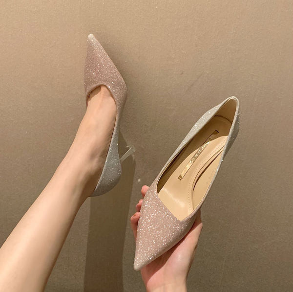 Moderne ženske cipele s visokom petom i sjajnim česticama