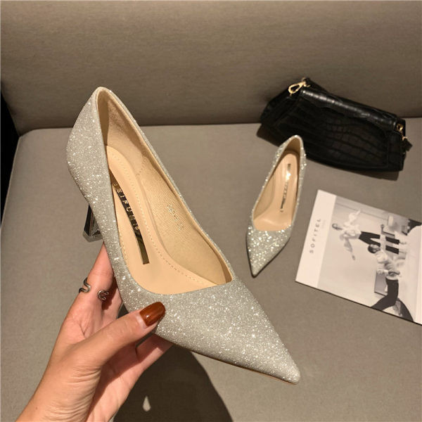Moderne ženske cipele s visokom petom i sjajnim česticama