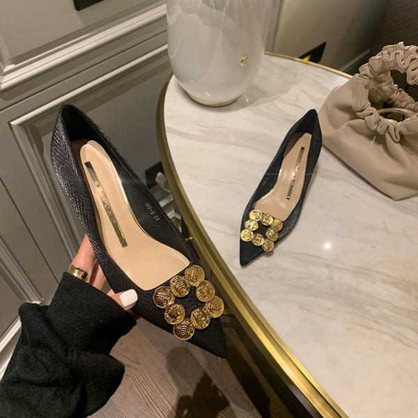 Moderne ženske cipele s visokom petom i metalnim elementom