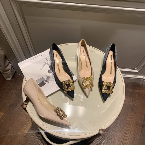 Moderne ženske cipele s visokom petom i metalnim elementom