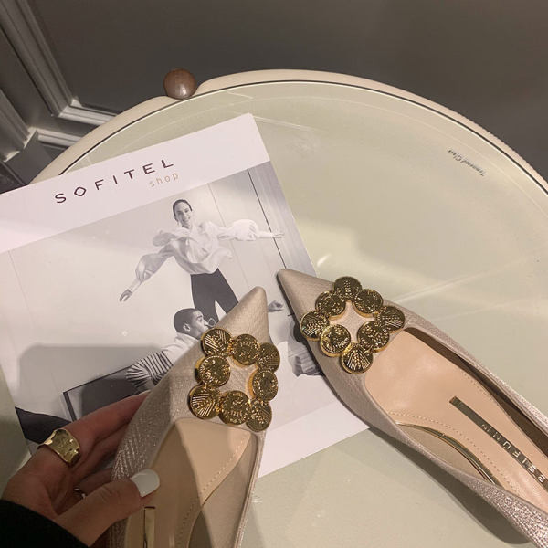 Moderne ženske cipele s visokom petom i metalnim elementom