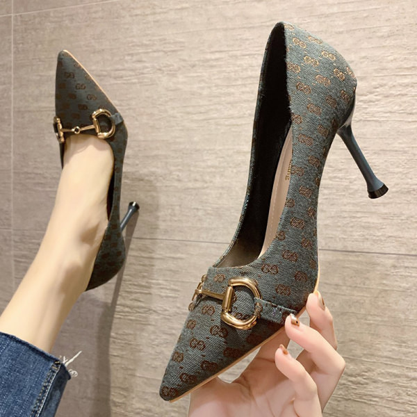 Moderne cipele na visoku petu od tekstila i metalnog ukrasa