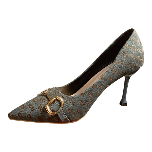 Moderne cipele na visoku petu od tekstila i metalnog ukrasa