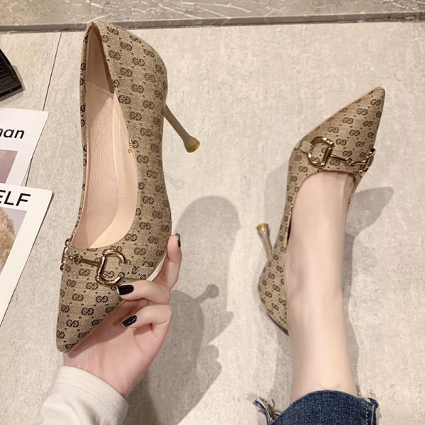 Moderne cipele na visoku petu od tekstila i metalnog ukrasa