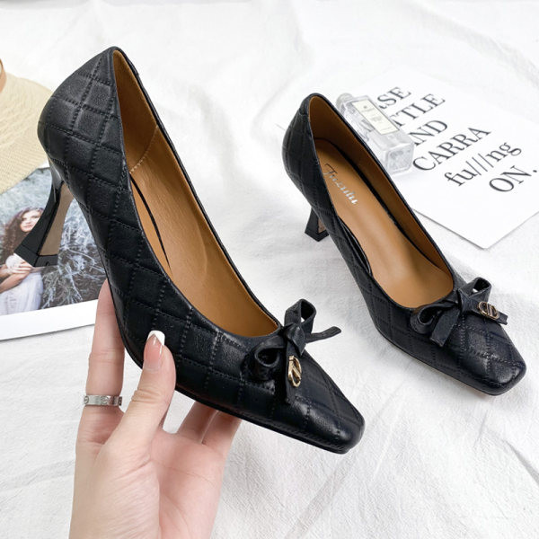 Ženske kožne cipele s trakom i visokim petama u bež i crnoj boji