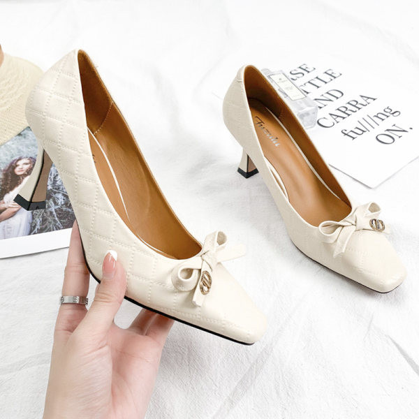 Ženske kožne cipele s trakom i visokim petama u bež i crnoj boji