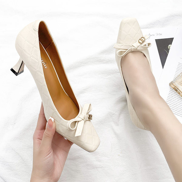 Ženske kožne cipele s trakom i visokim petama u bež i crnoj boji