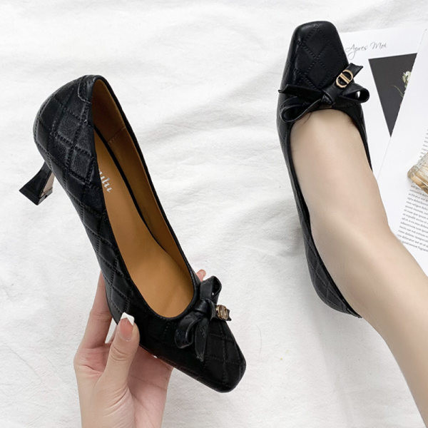 Ženske kožne cipele s trakom i visokim petama u bež i crnoj boji