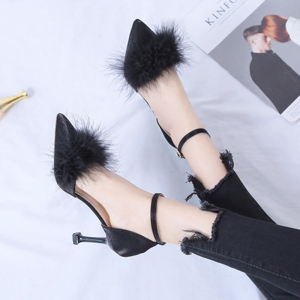 Elegantne ženske cipele s remenom i donje strane