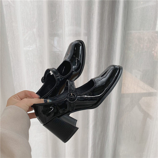 Ženske lakirane cipele zaobljeni model s debelom petom - retro stil