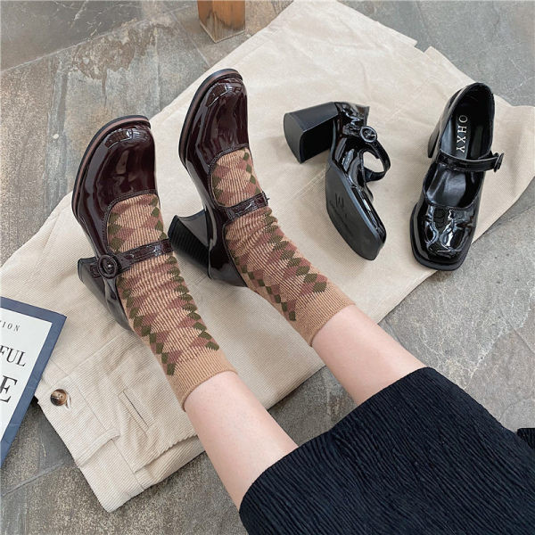 Ženske lakirane cipele zaobljeni model s debelom petom - retro stil