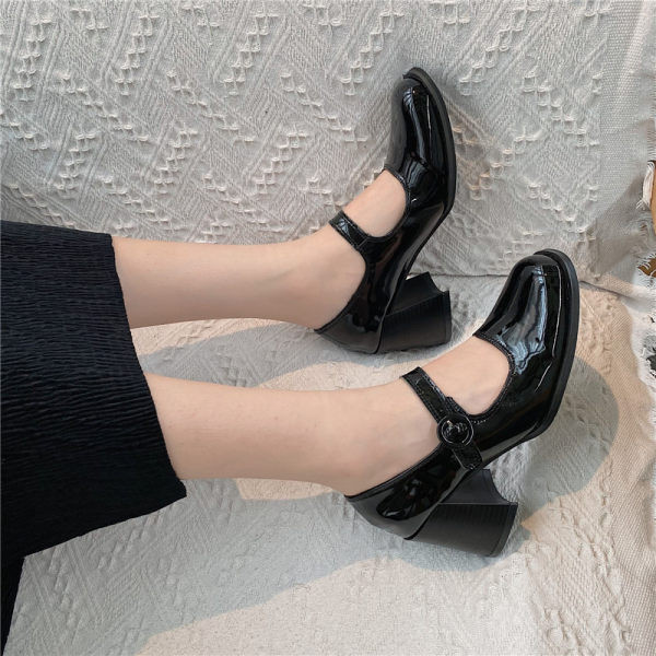 Ženske lakirane cipele zaobljeni model s debelom petom - retro stil