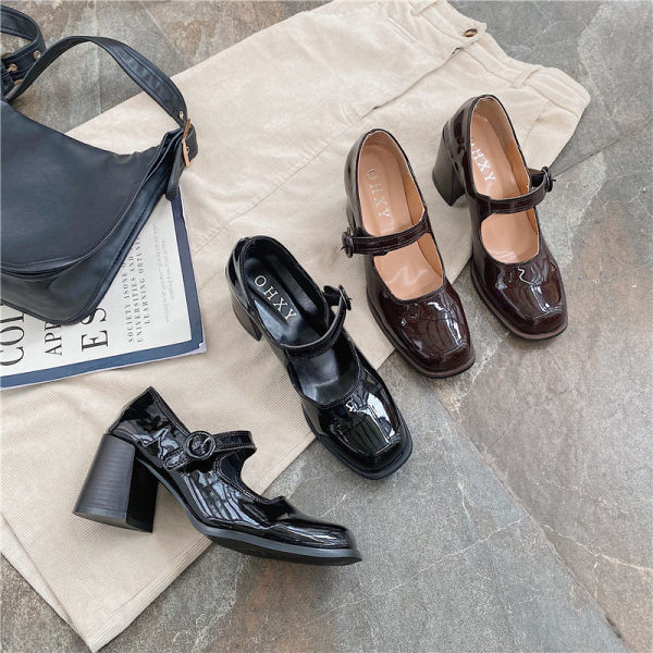 Ženske lakirane cipele zaobljeni model s debelom petom - retro stil