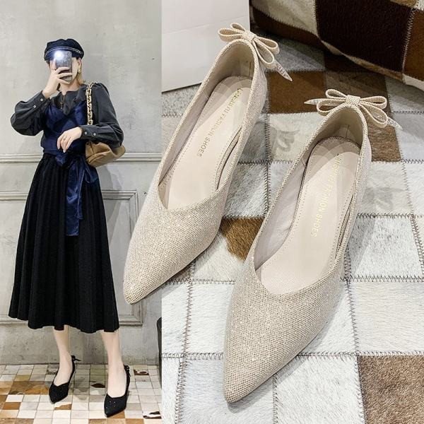 Ženske cipele na špic sa sjajnim efektom i trakom