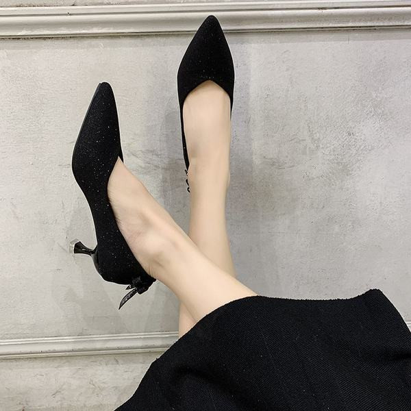 Ženske cipele na špic sa sjajnim efektom i trakom