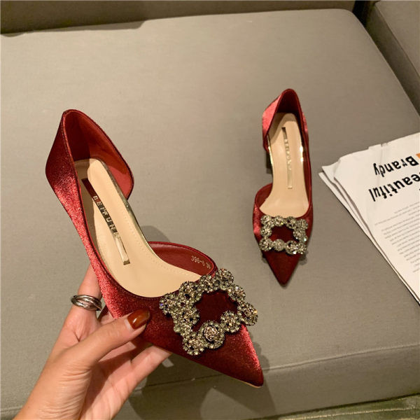 Moderni ženski model cipela sa špicastom petom