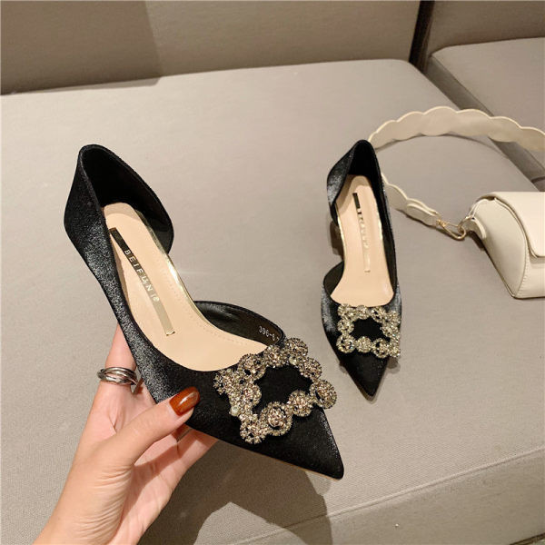 Moderni ženski model cipela sa špicastom petom