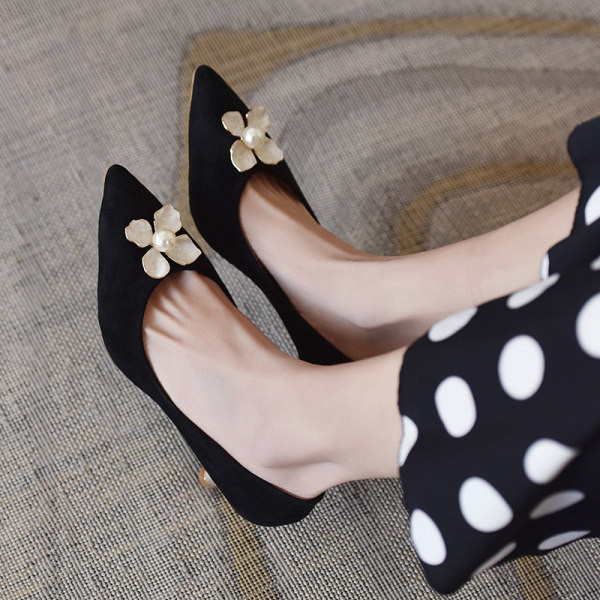 Ženske cipele na špic s metalnim ukrasom