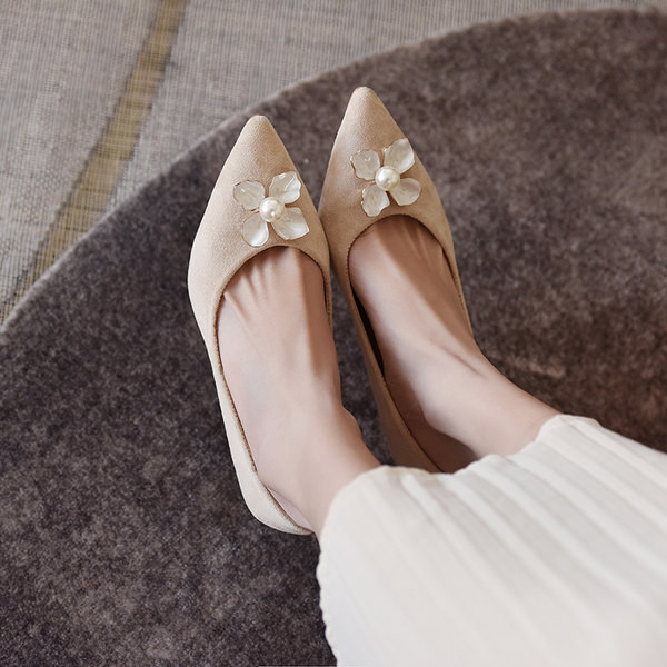 Ženske cipele na špic s metalnim ukrasom