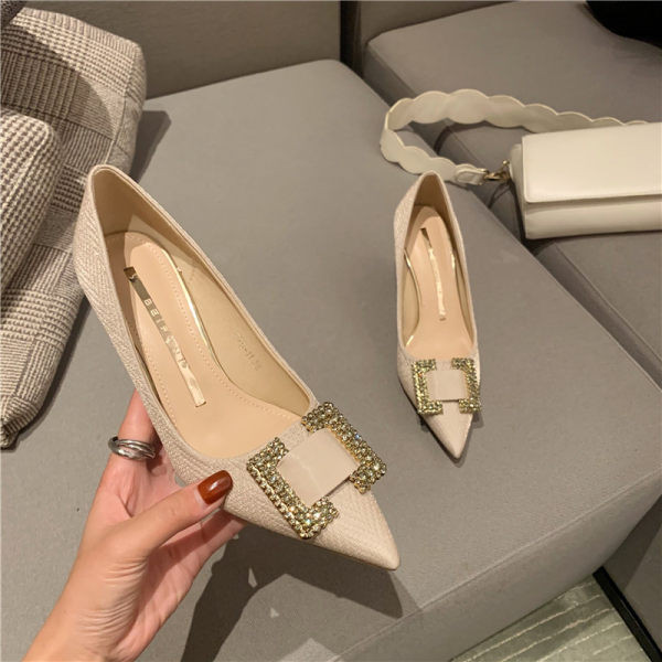 Moderne ženske cipele s kopčom i visokom petom