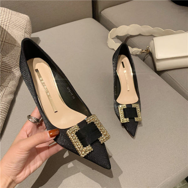 Moderne ženske cipele s kopčom i visokom petom