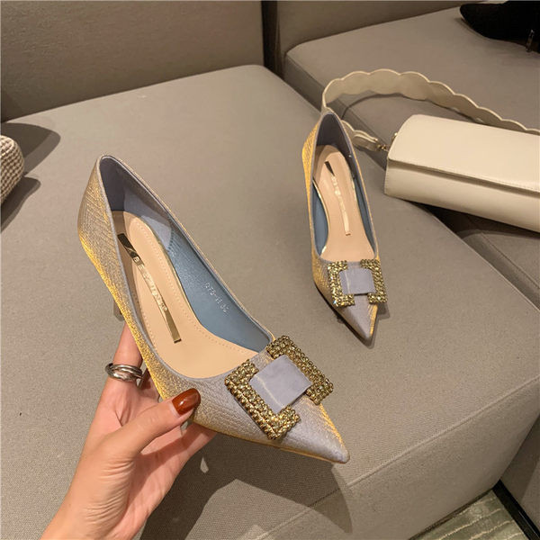 Moderne ženske cipele s kopčom i visokom petom