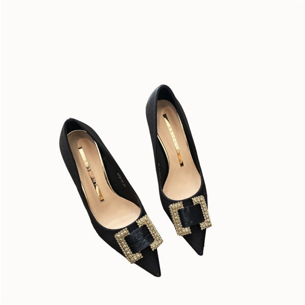 Moderne ženske cipele s kopčom i visokom petom