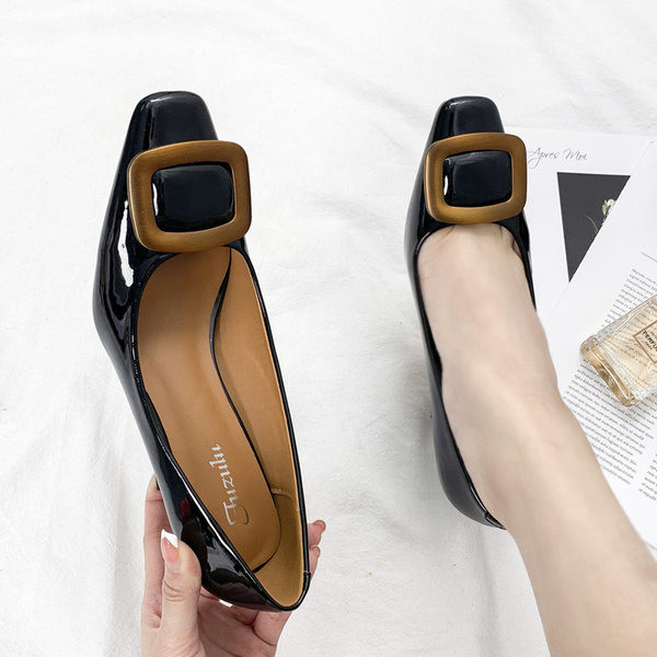 Ženske kožne cipele s metalnim ukrasom i petom