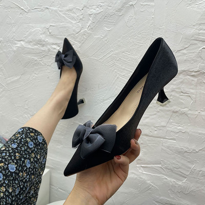 Κομψά γυναικεία παπούτσια με κορδέλα και τακούνι ύψους 5 cm