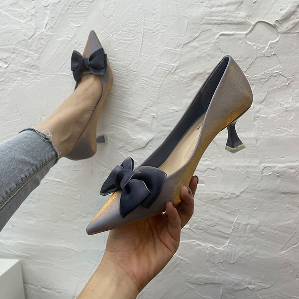 Elegantne ženske cipele s trakom i petom visine 5 cm