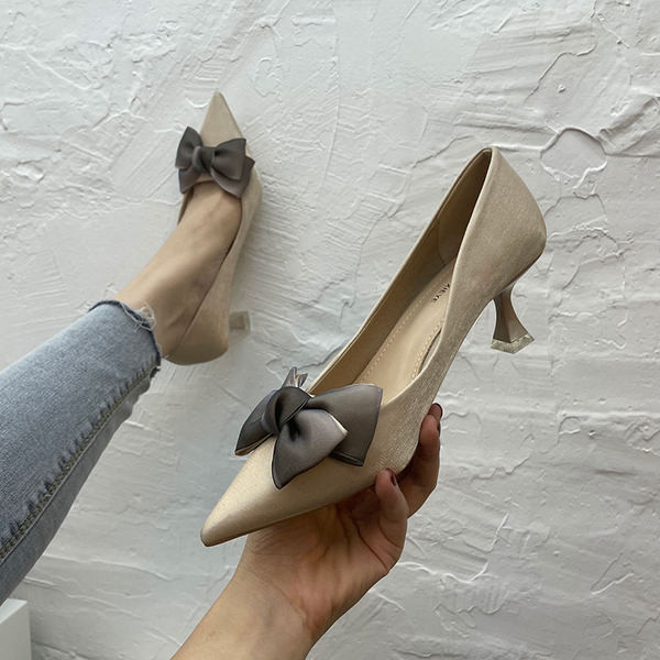 Elegantne ženske cipele s trakom i petom visine 5 cm