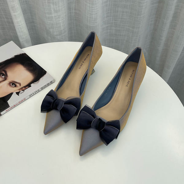 Elegantne ženske cipele s trakom i petom visine 5 cm