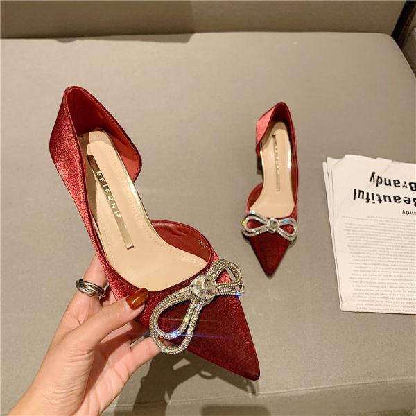 Moderne cipele na špic sa trakom - tri boje