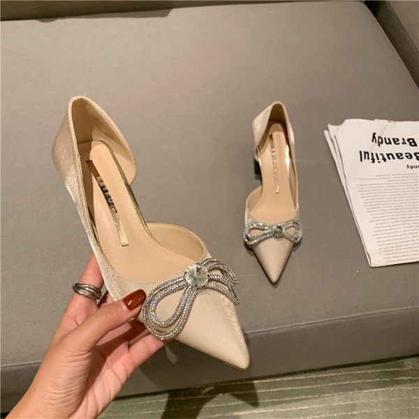 Moderne cipele na špic sa trakom - tri boje