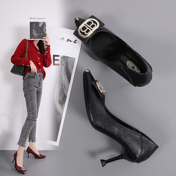 Cipele od eko kože sa petom i metalnim ukrasom