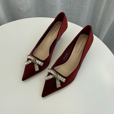 Moderne ženske cipele s trakom i visokom petom