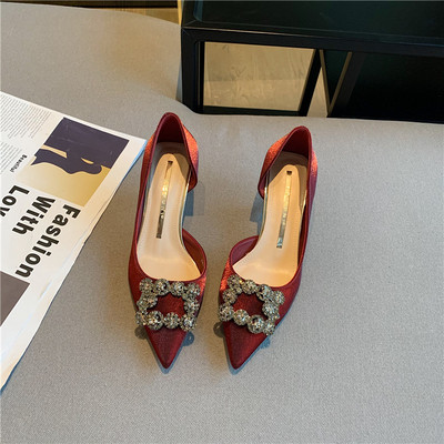 Moderne ženske cipele s trakom i visokom petom