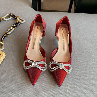 Moderne ženske cipele s trakom i visokom petom