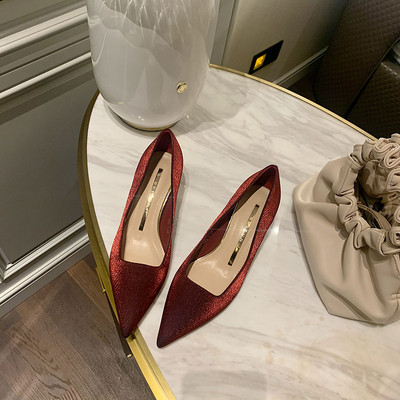 Moderne ženske cipele s trakom i visokom petom