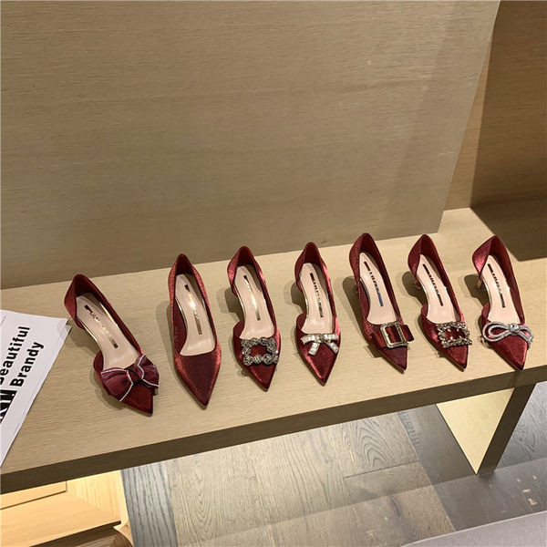 Moderne ženske cipele s trakom i visokom petom