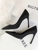 Elegantne ženske cipele na tanku petu sa sjajnim česticama