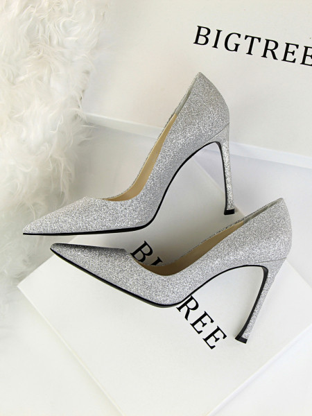Elegantne ženske cipele na tanku petu sa sjajnim česticama