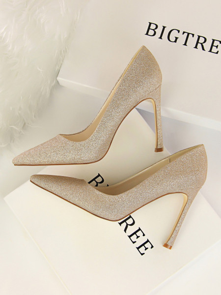 Elegantne ženske cipele na tanku petu sa sjajnim česticama