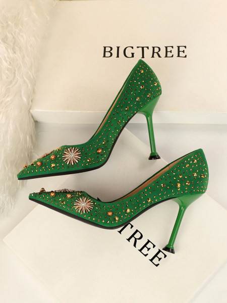 Elegantne ženske cipele s kamenčićima