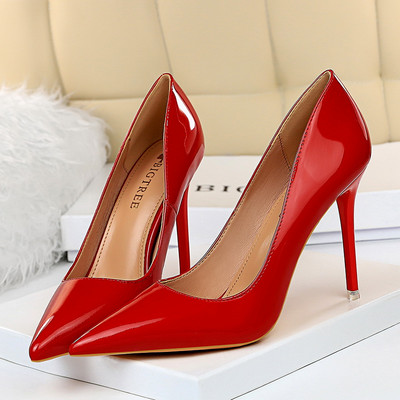 Elegantni model lakiranih cipela na visoku petu