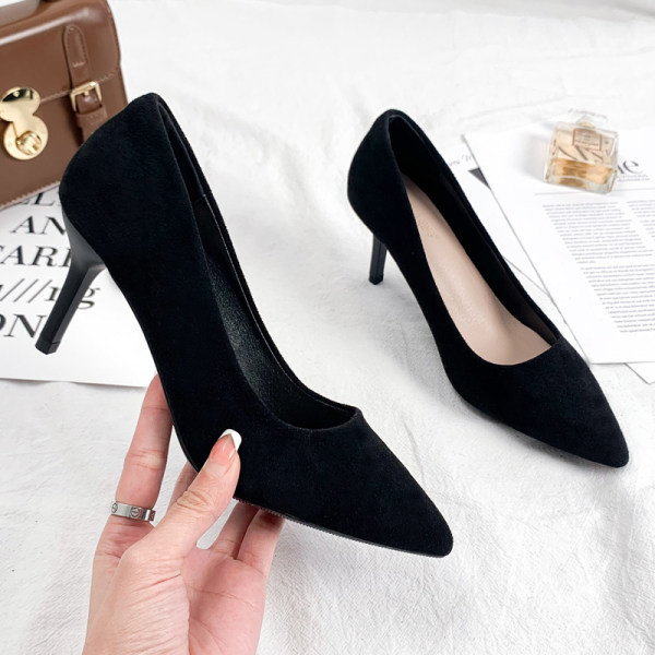 Ženske kožne cipele na tanku petu model u špicu u crnoj boji