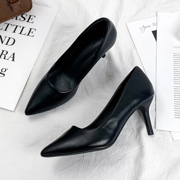 Ženske kožne cipele na tanku petu model u špicu u crnoj boji
