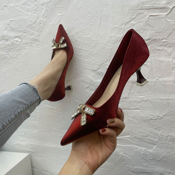 Novi model ženskih cipela na špic sa trakom i petom visine 5 cm