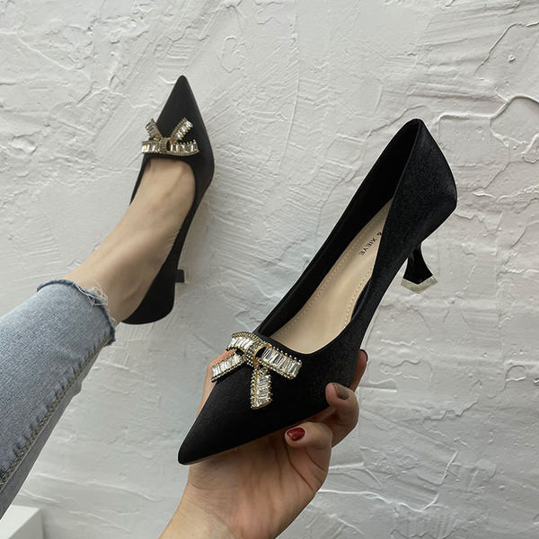 Novi model ženskih cipela na špic sa trakom i petom visine 5 cm