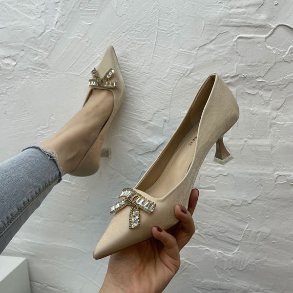 Novi model ženskih cipela na špic sa trakom i petom visine 5 cm